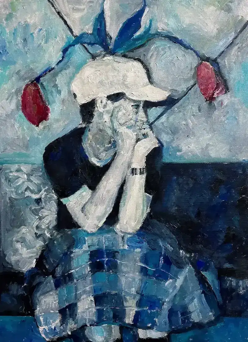 画像：人が中央で座っている様子がキャンバスに油絵の具によって描かれている。白いキャップに黒のニット、青いチェックのスカートを履いている。頭上には、ピンクのチューリップが2輪添えられている。