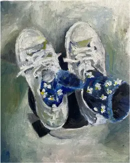 画像：白い無地の靴と、青い生地に複数の白い花柄が描かれている靴下がキャンバスに油絵の具によって描かれている