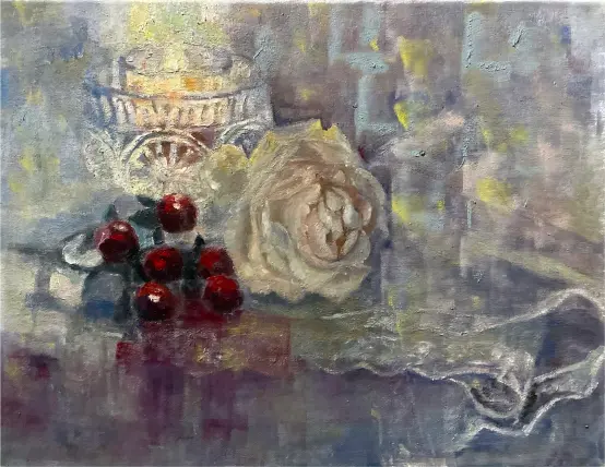 画像：白い薔薇の花、赤い木の実、ガラス容器に入った火の灯ったキャンドル、本がキャンバスに油絵の具によって描かれている。