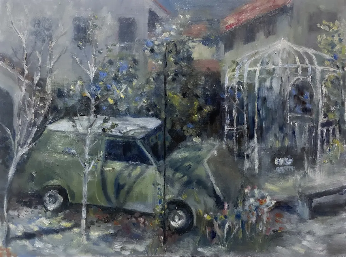 画像：手前に緑色の車、奥には白色の家で建てられたケーキ屋が自然に覆われた様子がキャンバスに油絵の具によって描かれている。奥の鉄格子で建てられた、ドーム型のスペースに、一枚の白い羽が落ちている。